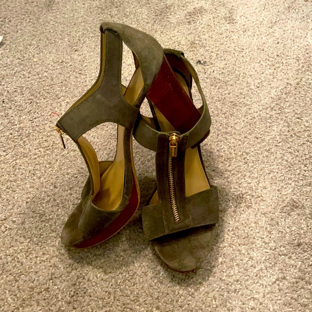 EUC army green Michael Kors block heel sandal